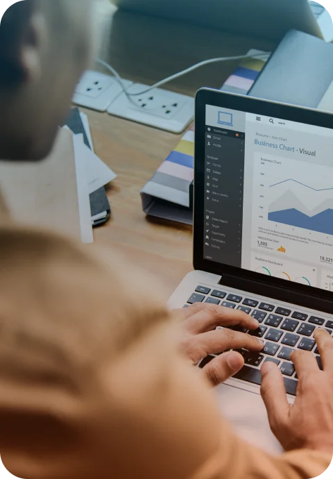 Consultor SEO de Imagine analizando datos para optimizar el posicionamiento web.